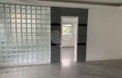 Imagem: O depósito possui 1 Vaga na garagem e 61m² de Área e está