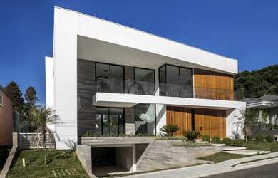 Imagem: A casa possui 4 Dormitórios, 1 Banheiro, 3 Vagas na garagem