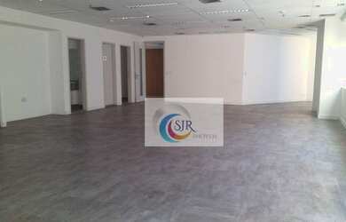 Imagem: O depósito possui 3 Vagas na garagem, 137m² de Área e está