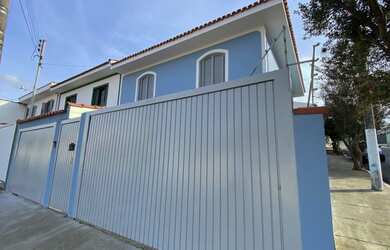 Imagem: A casa possui 3 Dormitórios, 3 Banheiros, 2 Vagas na garagem