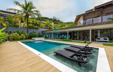 Imagem: A casa possui 5 Dormitórios, 5 Banheiros, 4 Vagas na garagem