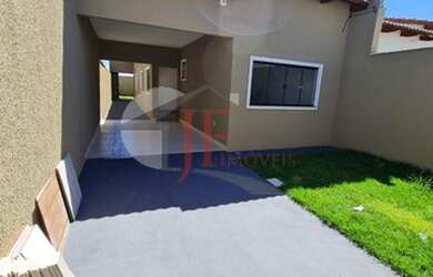 Imagem: A casa possui 3 Dormitórios, 2 Banheiros, 2 Vagas na garagem