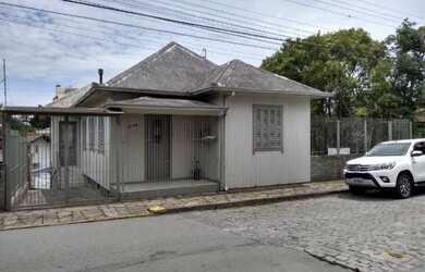 Imagem: A casa possui 5 Dormitórios, 2 Banheiros, 1 Vaga na garagem