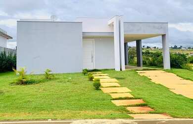 Imagem: A casa possui 3 Dormitórios, 3 Banheiros, 4 Vagas na garagem