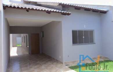 Imagem: A casa possui 3 Dormitórios, 2 Banheiros, 2 Vagas na garagem