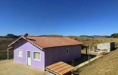 Imagem: A casa possui 1 Dormitório, 1 Banheiro, 1 Vaga na garagem