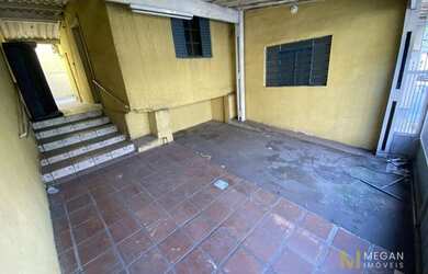 Imagem: A casa possui 2 Dormitórios, 1 Banheiro, 2 Vagas na garagem