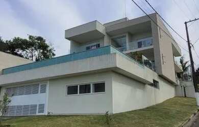 Imagem: A casa possui 4 Dormitórios, 4 Banheiros, 5 Vagas na garagem