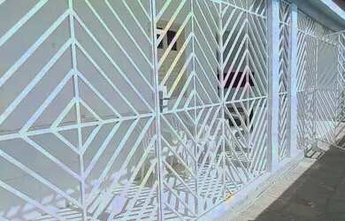 Imagem: A casa possui 4 Dormitórios, 2 Banheiros, 2 Vagas na garagem