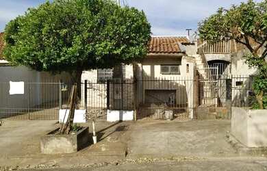Imagem: A casa possui 2 Dormitórios, 2 Banheiros, 1 Vaga na garagem