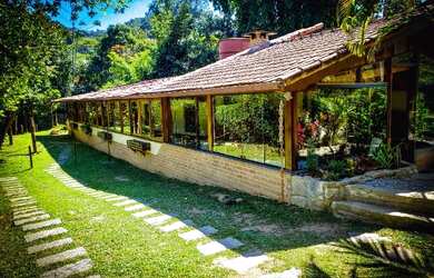 Imagem: A casa possui 4 Dormitórios, 4 Vagas na garagem e está localizado