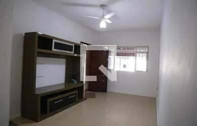 Imagem: A casa possui 3 Dormitórios, 3 Banheiros, 2 Vagas na garagem