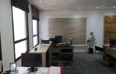 Imagem: O depósito possui 2 Vagas na garagem, 61m² de Área e está