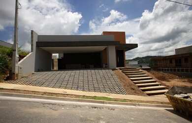 Imagem: A casa possui 3 Dormitórios, 4 Banheiros, 2 Vagas na garagem