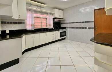 Imagem: A casa em condomínio possui 4 Dormitórios, 4 Banheiros, 4