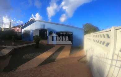 Imagem: A casa possui 4 Dormitórios, 2 Banheiros, 3 Vagas na garagem