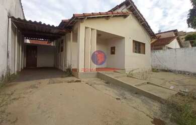 Imagem: A casa possui 2 Dormitórios, 1 Banheiro, 2 Vagas na garagem