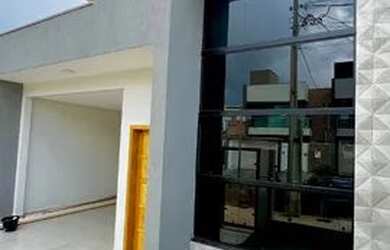 Imagem: A casa possui 3 Dormitórios, 2 Banheiros, 2 Vagas na garagem