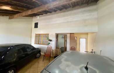 Imagem: A casa possui 2 Dormitórios, 1 Banheiro, 1 Vaga na garagem