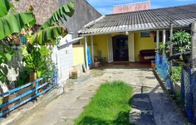 Imagem: A casa possui 1 Dormitório, 2 Banheiros, 4 Vagas na garagem