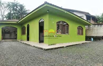 Imagem: A casa possui 3 Dormitórios, 1 Banheiro, 4 Vagas na garagem