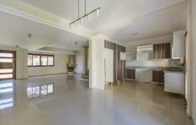 Imagem: A casa possui 3 Dormitórios, 2 Banheiros, 2 Vagas na garagem