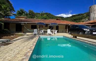 Imagem: A casa possui 4 Dormitórios, 4 Banheiros, 4 Vagas na garagem