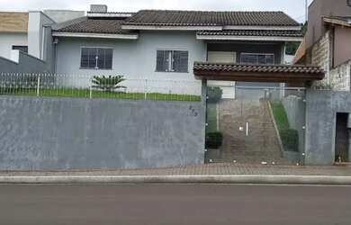 Imagem: A casa possui 3 Dormitórios, 1 Banheiro, 1 Vaga na garagem