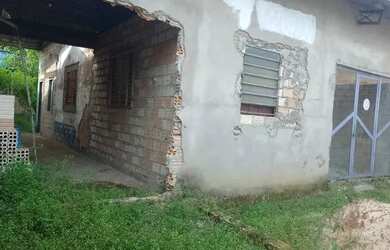 Imagem: A casa possui 2 Dormitórios, 1 Banheiro, 3 Vagas na garagem