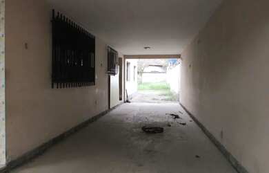 Imagem: A casa possui 3 Dormitórios, 1 Banheiro, 5 Vagas na garagem