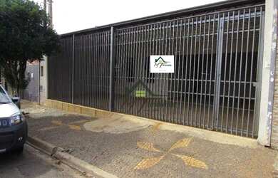 Imagem: A casa possui 3 Dormitórios, 2 Banheiros, 3 Vagas na garagem