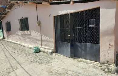 Imagem: A casa possui 2 Dormitórios, 1 Banheiro, 1 Vaga na garagem