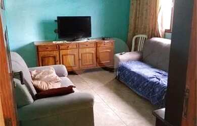 Imagem: A casa possui 4 Dormitórios, 2 Banheiros, 3 Vagas na garagem