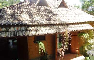 Imagem: A casa possui 2 Dormitórios, 2 Banheiros, 2 Vagas na garagem