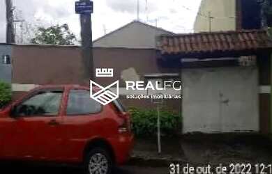 Imagem: A casa possui 3 Dormitórios, 1 Banheiro, 2 Vagas na garagem