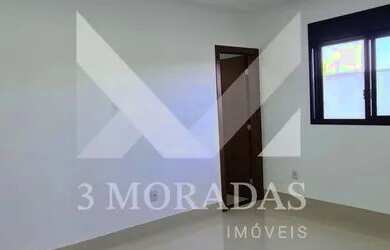 Imagem: A casa possui 3 Dormitórios, 2 Banheiros, 4 Vagas na garagem