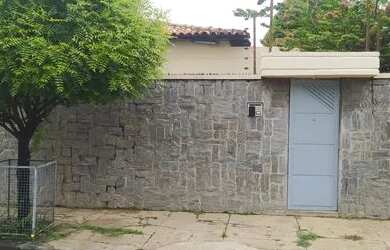 Imagem: A casa possui 4 Dormitórios, 2 Banheiros, 5 Vagas na garagem