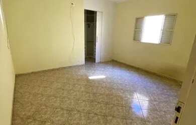 Imagem: A casa possui 2 Dormitórios, 2 Banheiros, 2 Vagas na garagem