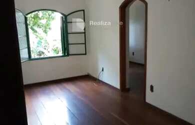 Imagem: A casa possui 3 Dormitórios, 1 Banheiro, 2 Vagas na garagem