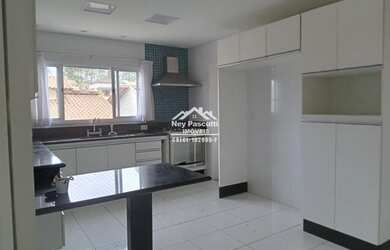 Imagem: A casa em condomínio possui 4 Dormitórios, 5 Banheiros, 4