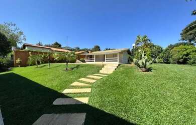 Imagem: A casa em condomínio possui 5 Dormitórios, 1 Banheiro, 450m²