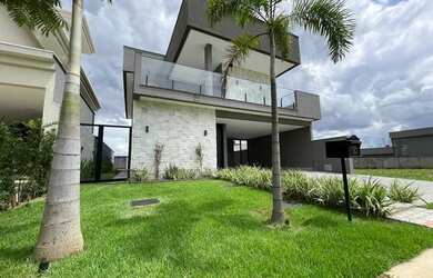 Imagem: A casa em condomínio possui 4 Dormitórios, 5 Banheiros, 4