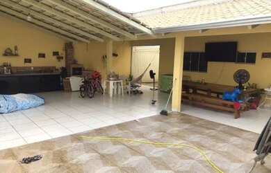 Imagem: A casa possui 3 Dormitórios, 3 Banheiros, 4 Vagas na garagem