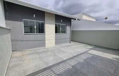 Imagem: A casa possui 3 Dormitórios, 2 Banheiros, 2 Vagas na garagem