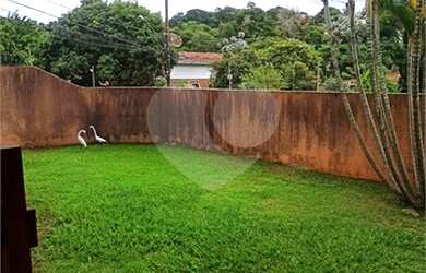 Imagem: A casa possui 3 Dormitórios, 4 Banheiros, 3 Vagas na garagem