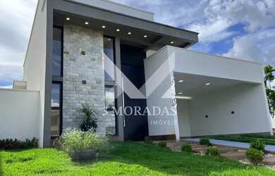 Imagem: A casa possui 3 Dormitórios, 3 Banheiros, 4 Vagas na garagem