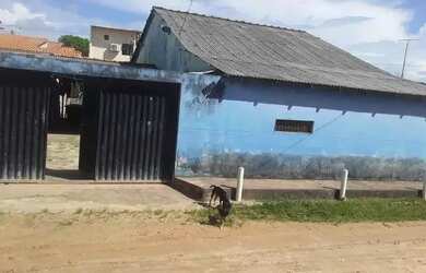 Imagem: A casa possui 4 Dormitórios, 2 Banheiros, 5 Vagas na garagem