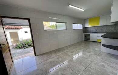 Imagem: A casa possui 4 Dormitórios, 5 Banheiros, 4 Vagas na garagem