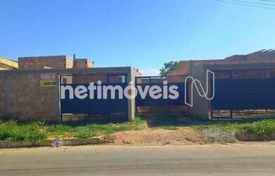 Imagem: A casa possui 3 Dormitórios, 2 Banheiros, 4 Vagas na garagem