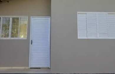 Imagem: A casa possui 2 Dormitórios, 1 Banheiro, 1 Vaga na garagem